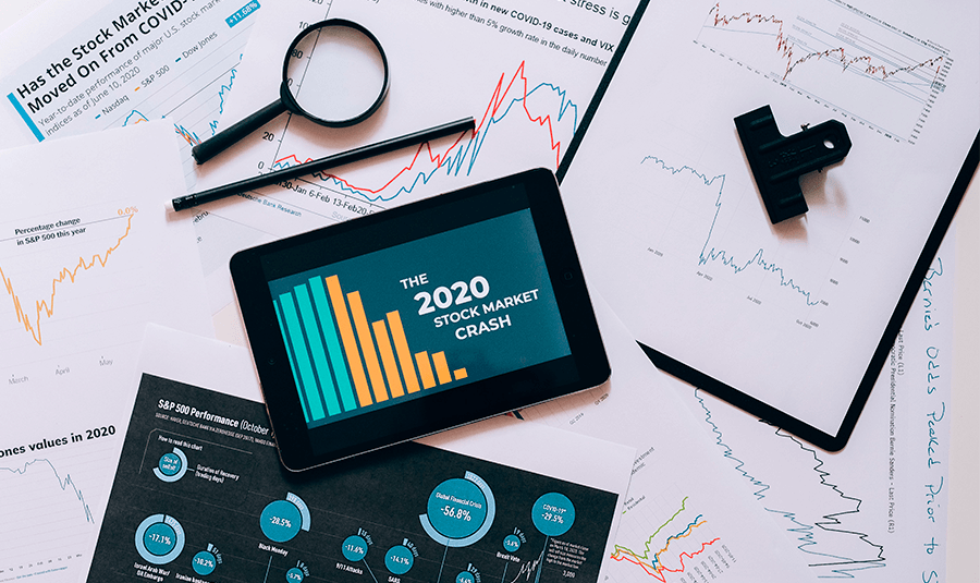 Tablet com dados analíticos e gráficos de marketing digital
