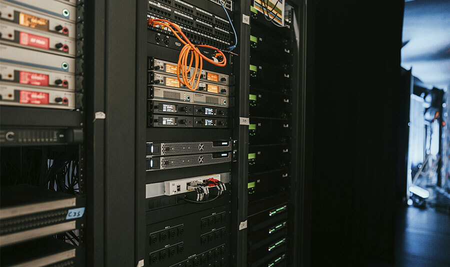 Rack de servidores em datacenter representando hospedagem de sites
